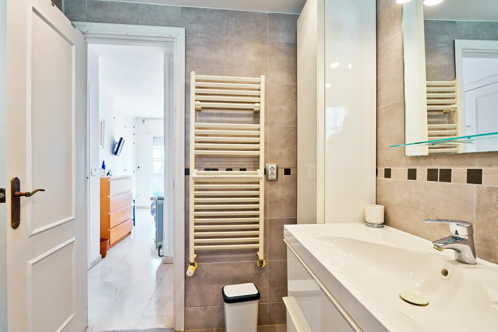 Badezimmer von Einfamilien-Reihenhaus zum Verkauf in Marbella mit Klimaanlage, Heizung und Terrasse