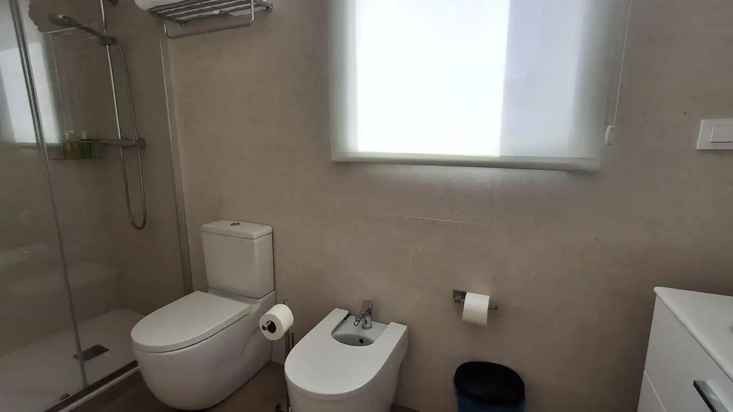 Badezimmer von Wohnung zur Miete in A Coruña Capital  mit Klimaanlage und Möbliert