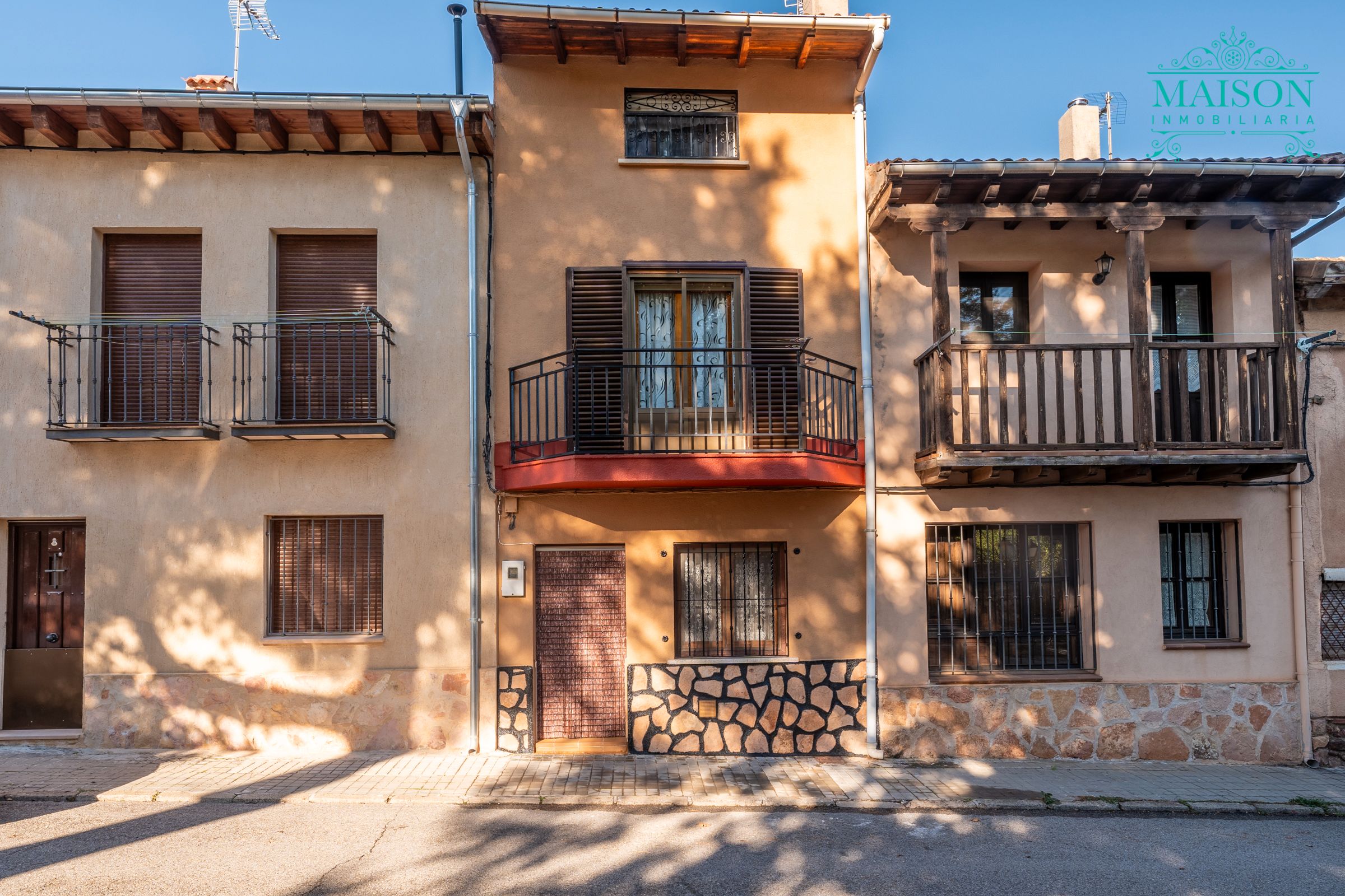 Vista exterior de Casa adosada en venta en Riaza con Balcón y Alarma