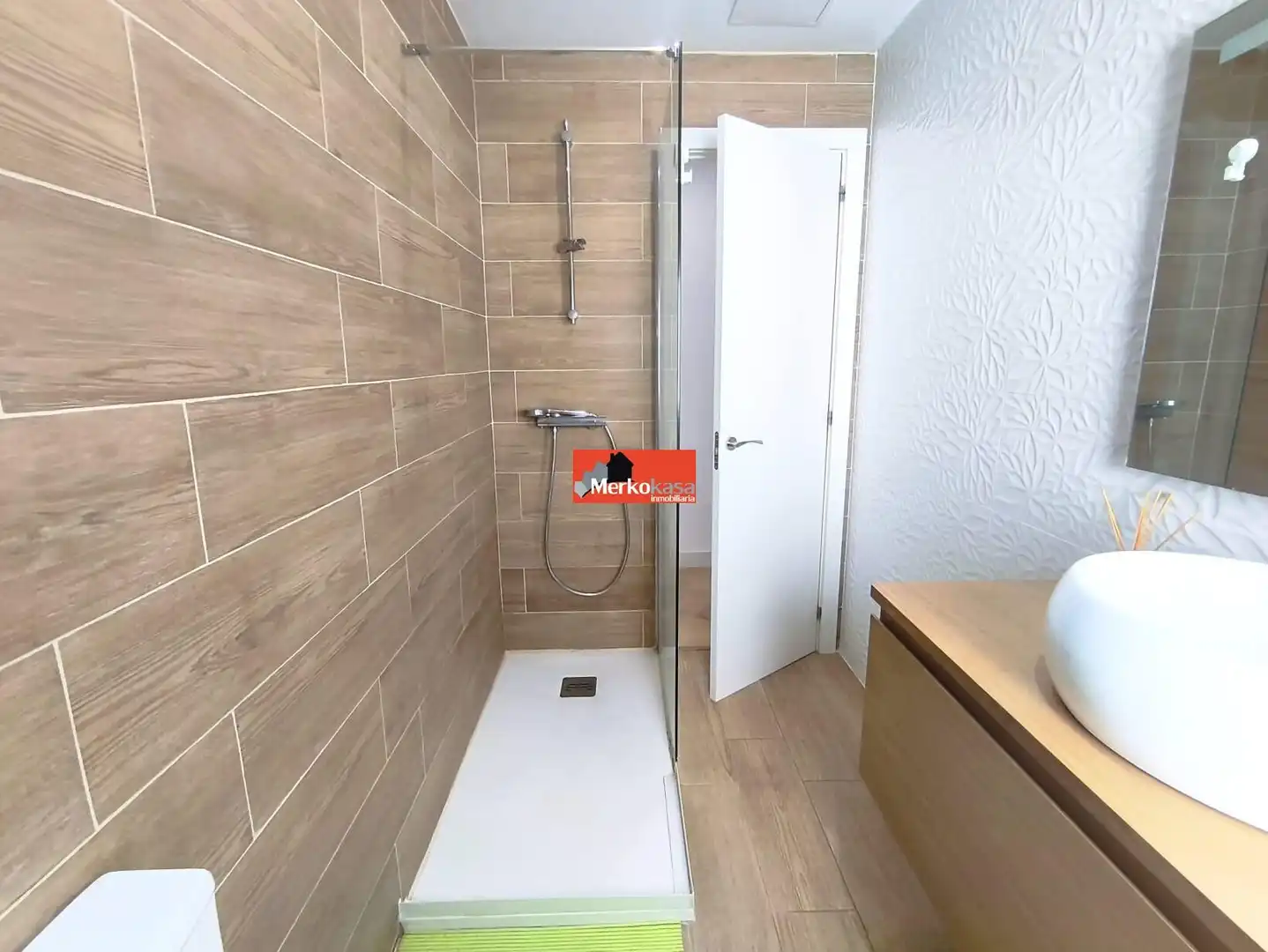 Baño de Piso en venta en Lugo con Calefacción, Trastero y Amueblado