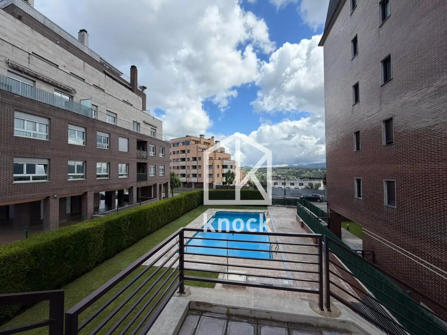 Vista exterior de Piso en venta en Oviedo  con Calefacción, Jardín privado y Trastero