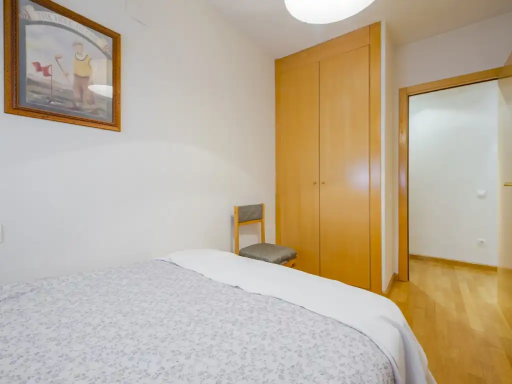 Dormitori de Pis de lloguer en Madrid amb Jardí privat, Terrassa i Piscina