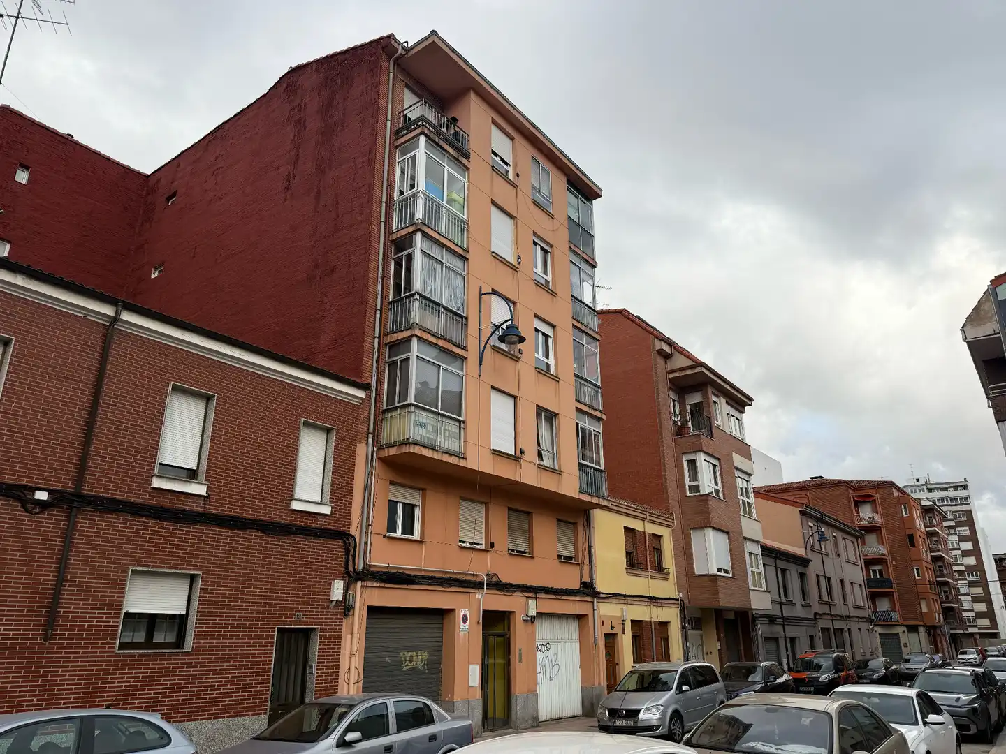 Vista exterior de Piso en venta en León Capital  con Calefacción, Trastero y Amueblado