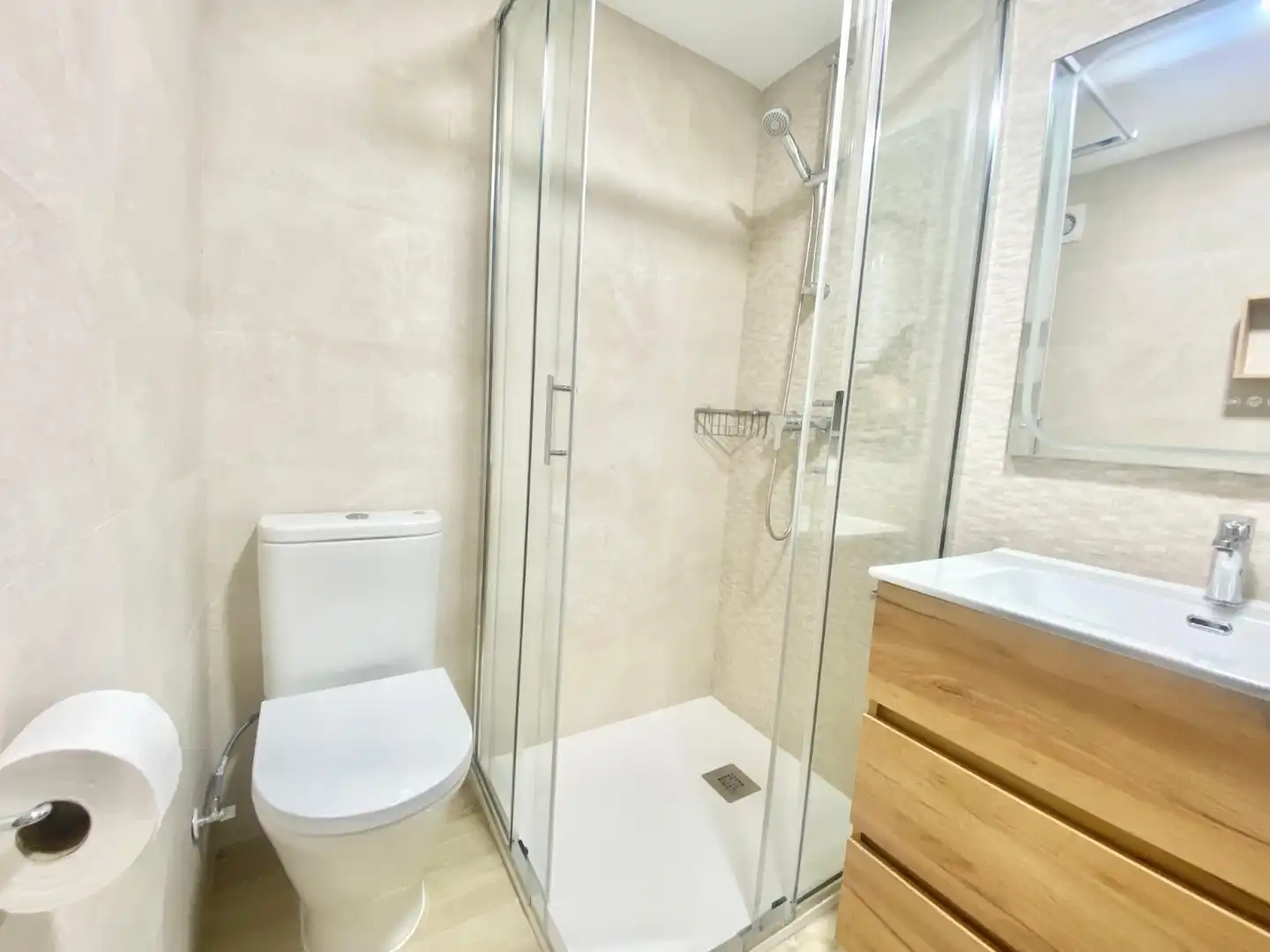 Baño de Apartamento de alquiler en Benidorm con Aire acondicionado, Calefacción y Piscina