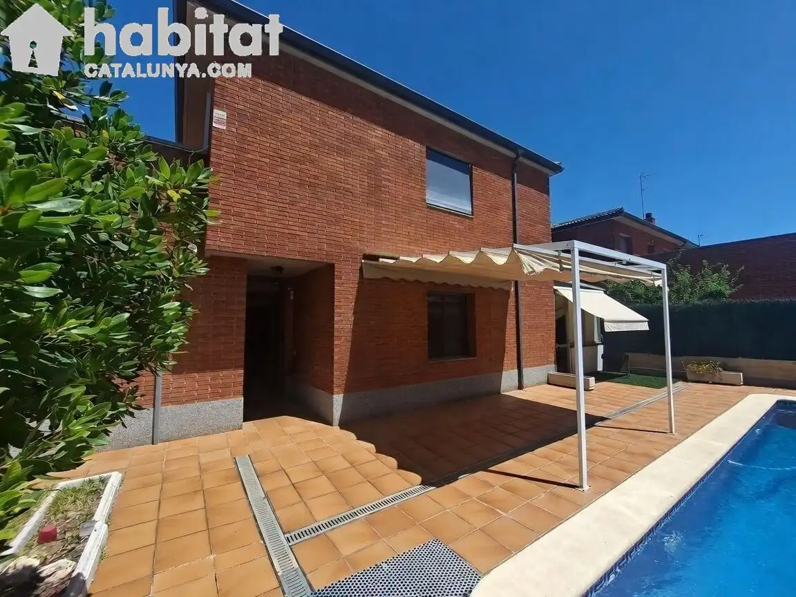 Vista exterior de Casa o xalet en venda en Masquefa amb Aire condicionat, Calefacció i Jardí privat