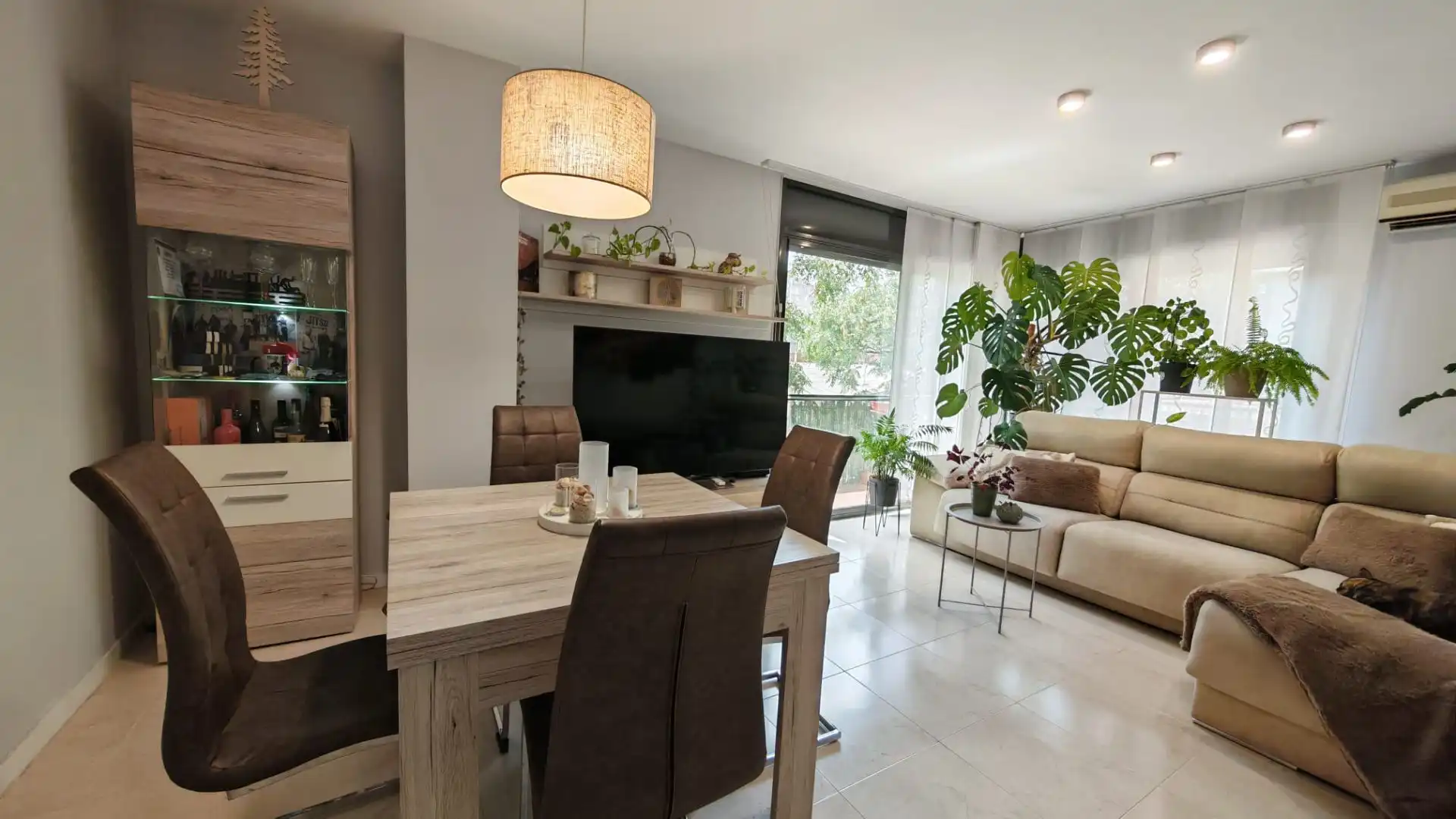 Sala de estar de Piso en venta en Canovelles con Aire acondicionado, Calefacción y Trastero