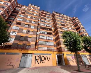 Vista exterior de Pis en venda en León Capital  amb Calefacció, Parquet i Terrassa