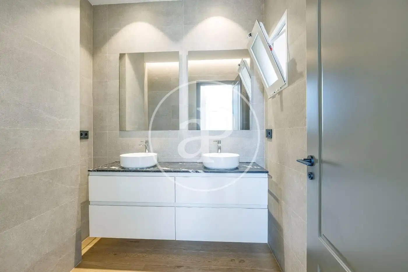 Bathroom of Flat for rent in Valencia  with Air Conditioner, Heating and Balcony
