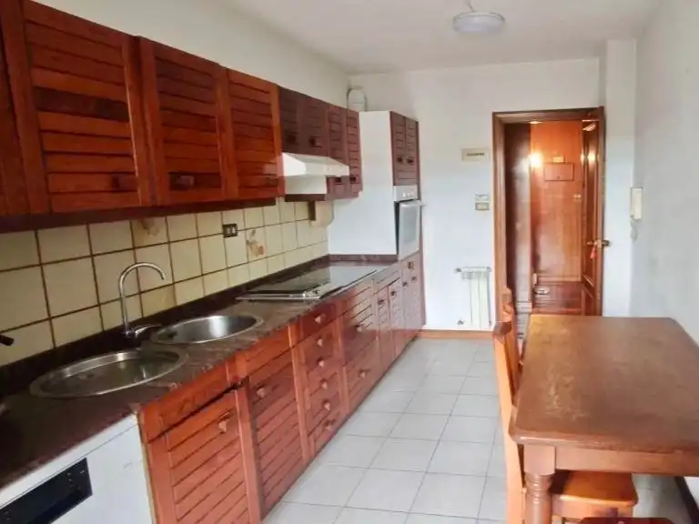 Cuina de Pis en venda en Vigo  amb Terrassa i Balcó