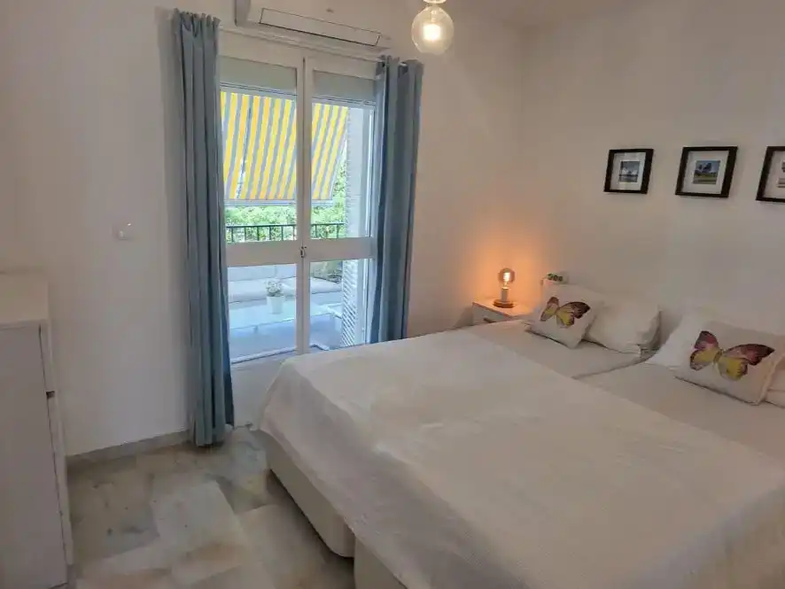 Dormitori de Pis de lloguer en Estepona amb Aire condicionat, Piscina i Balcó