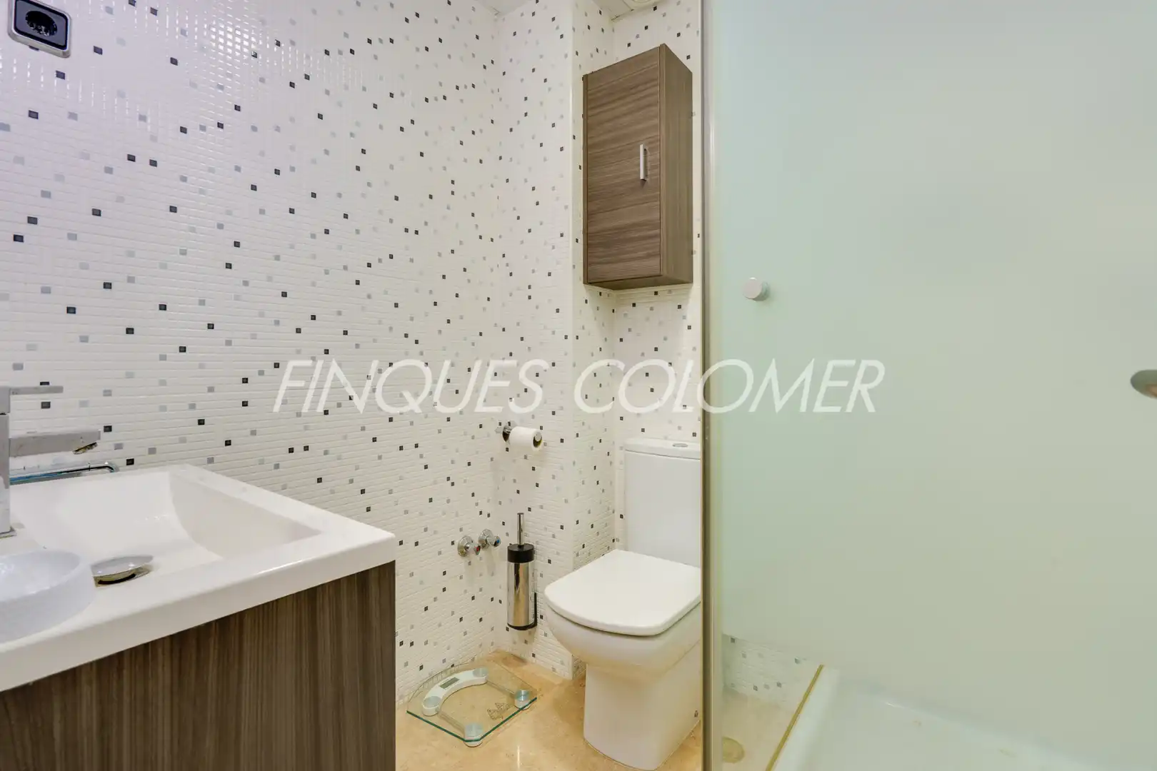 Badezimmer von Einfamilien-Reihenhaus zum Verkauf in Rubí mit Klimaanlage, Heizung und Terrasse