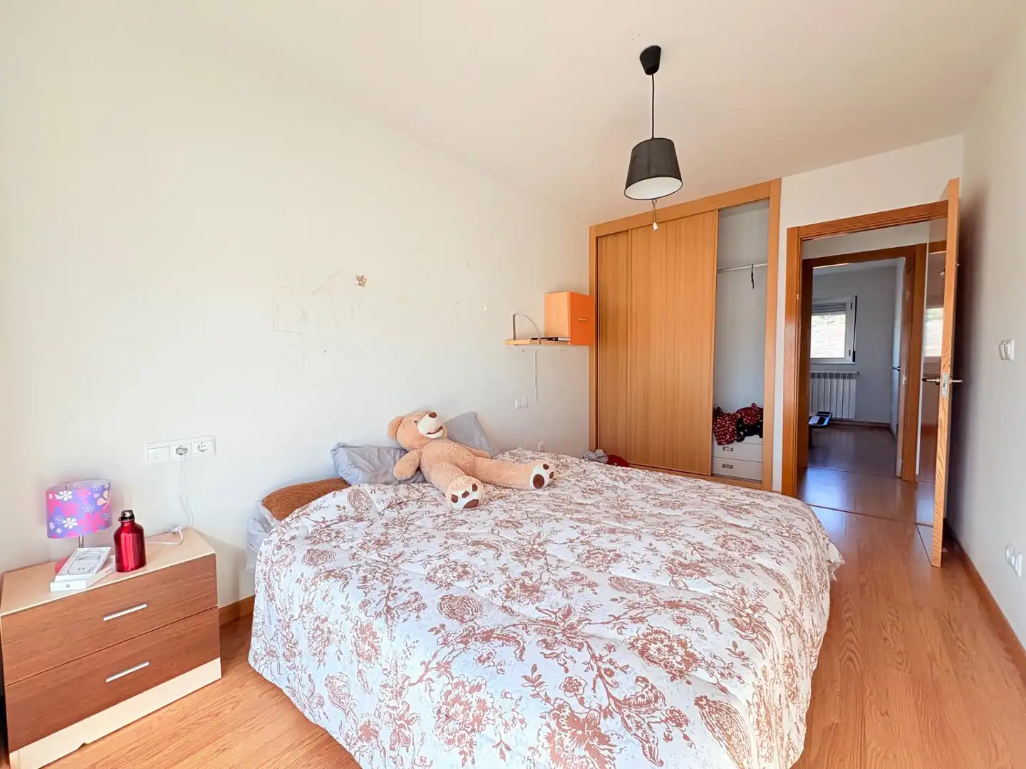 Dormitori de Casa adosada en venda en Arganza amb Jardí privat