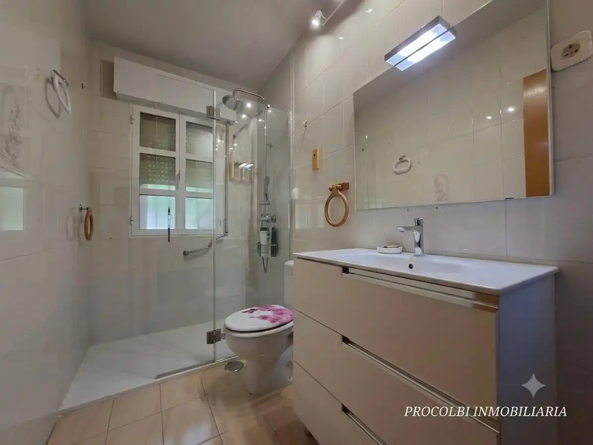 Bany de Casa o xalet en venda en El Casar amb Aire condicionat, Calefacció i Jardí privat