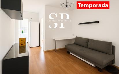 Dormitori de Pis de lloguer en L'Hospitalet de Llobregat amb Parquet i Moblat