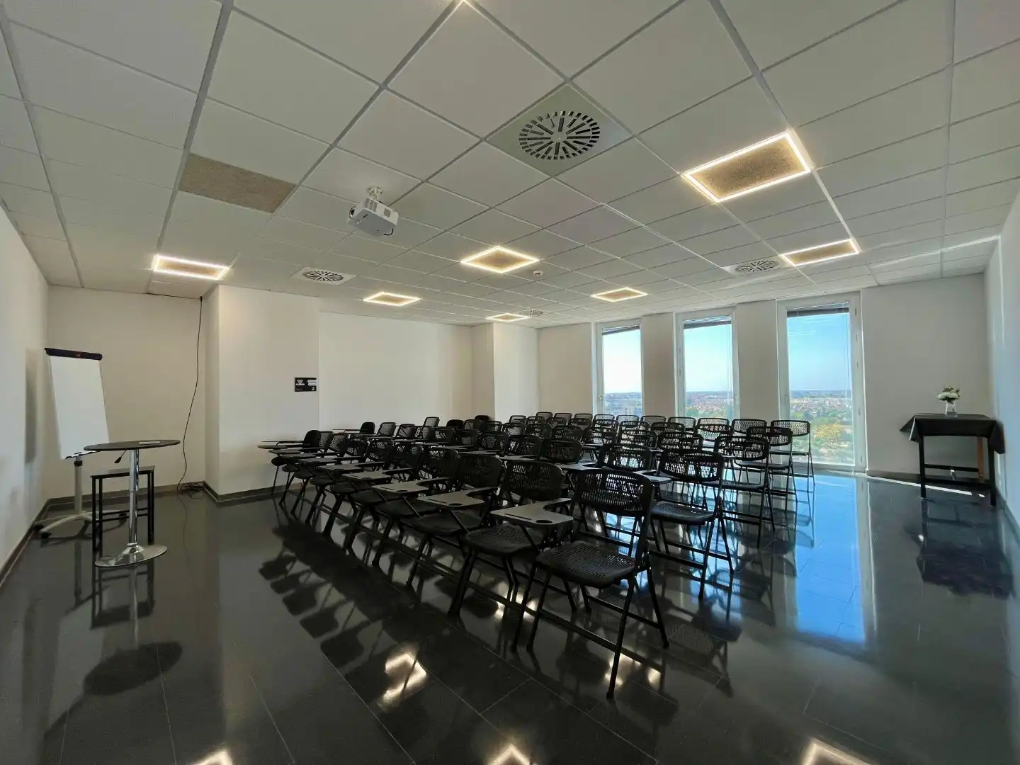 Büro zur Miete in Mairena del Aljarafe mit Klimaanlage, Heizung und Möbliert