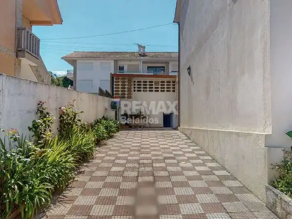 Vista exterior de Casa o xalet en venda en Nigrán amb Calefacció, Jardí privat i Parquet
