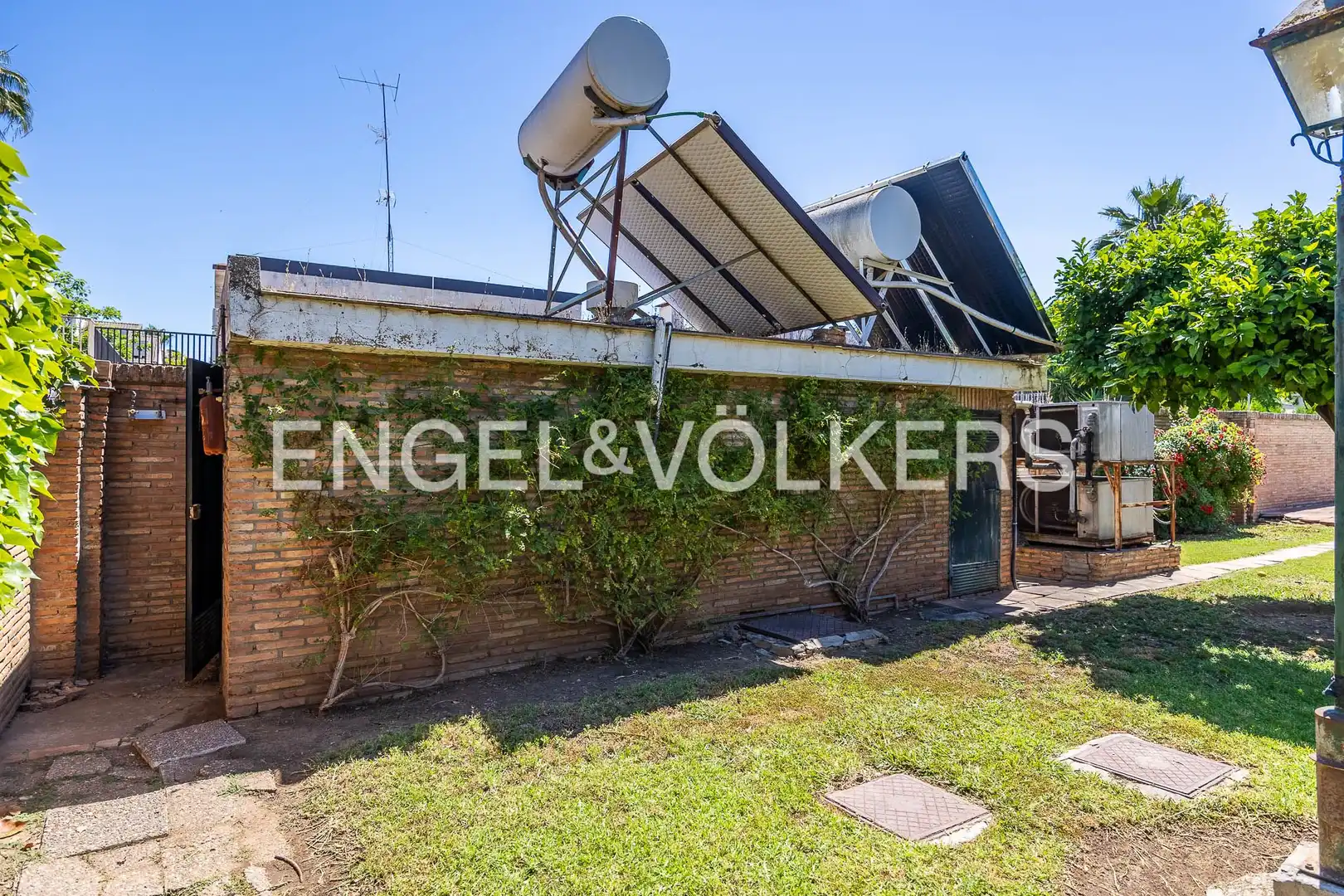 Vista exterior de Casa o xalet en venda en Sevilla amb Calefacció, Jardí privat i Parquet