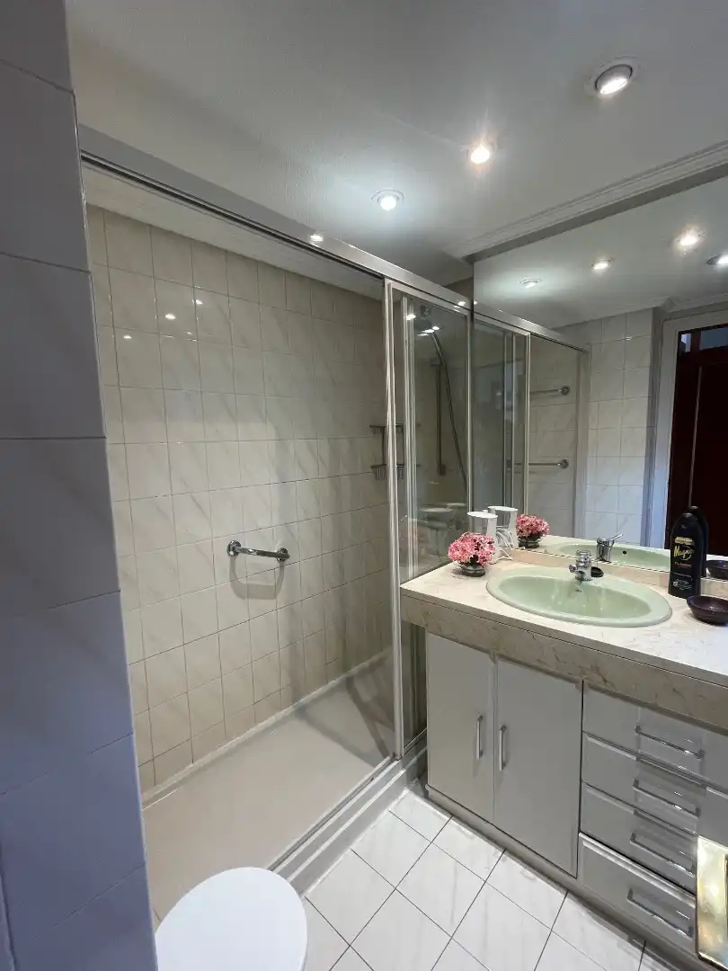 Baño de Ático en venta en Pozuelo de Alarcón con Aire acondicionado, Calefacción y Jardín privado