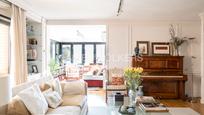 Sala d'estar de Apartament en venda en  Madrid Capital amb Aire condicionat, Calefacció i Terrassa
