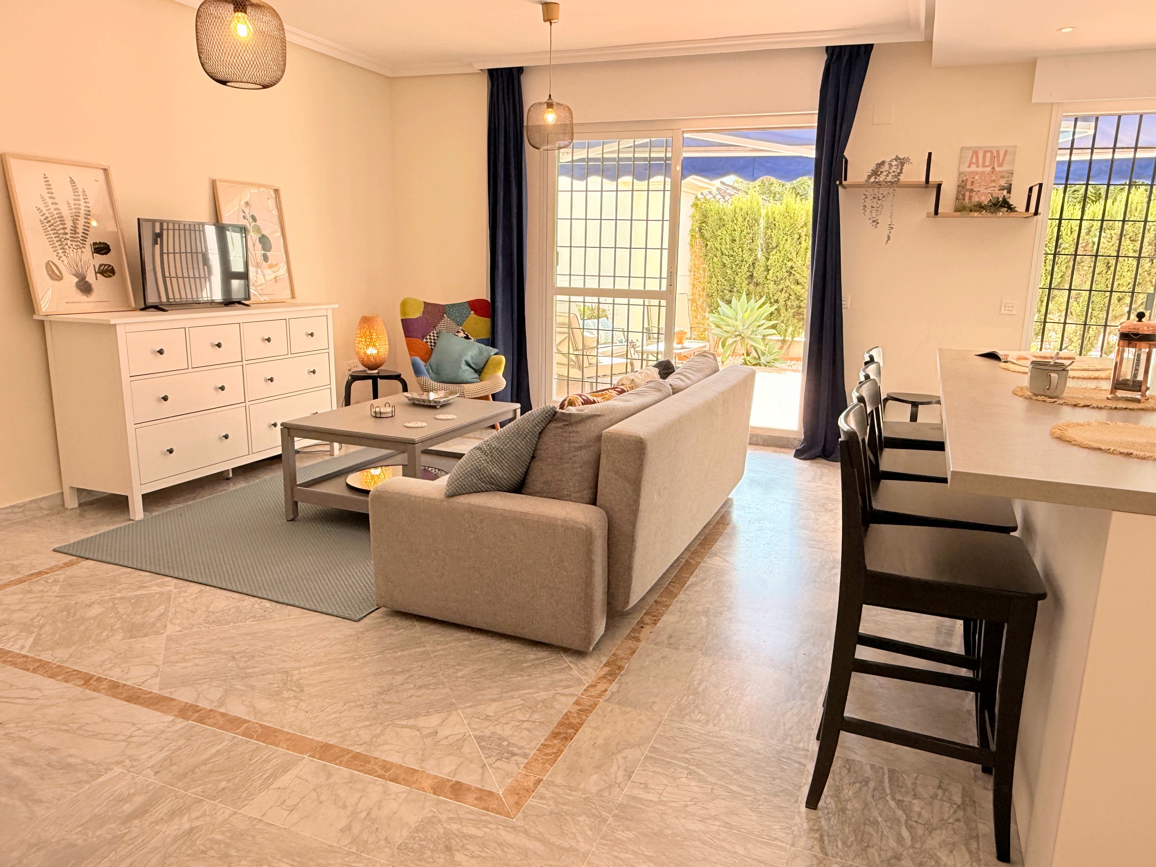 Sala d'estar de Apartament en venda en Marbella amb Jardí privat