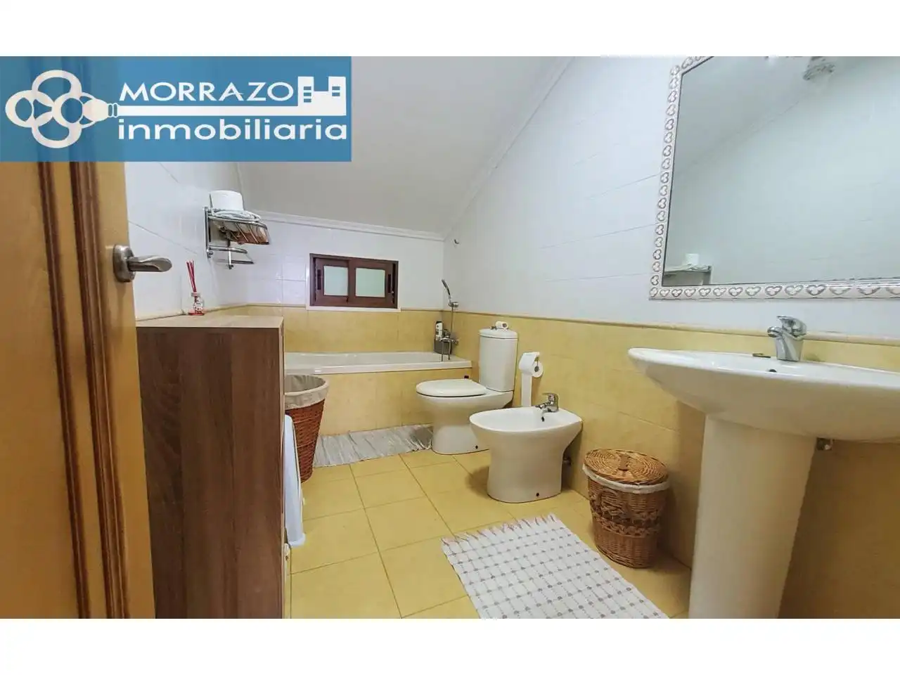 Badezimmer von Fabrikhallen zum Verkauf in Cangas 