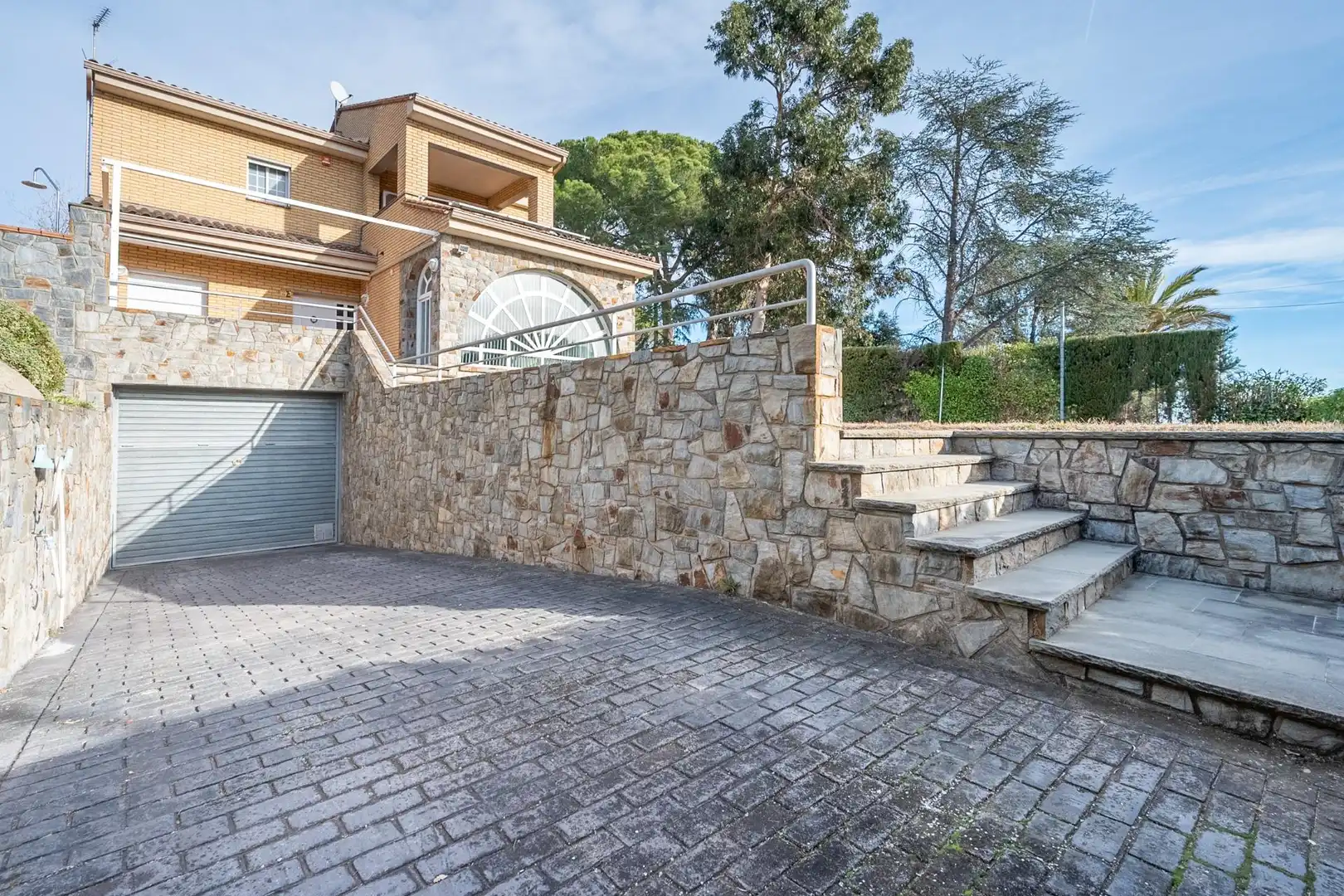 Vista exterior de Casa o xalet en venda en Castellar del Vallès amb Jardí privat, Terrassa i Balcó