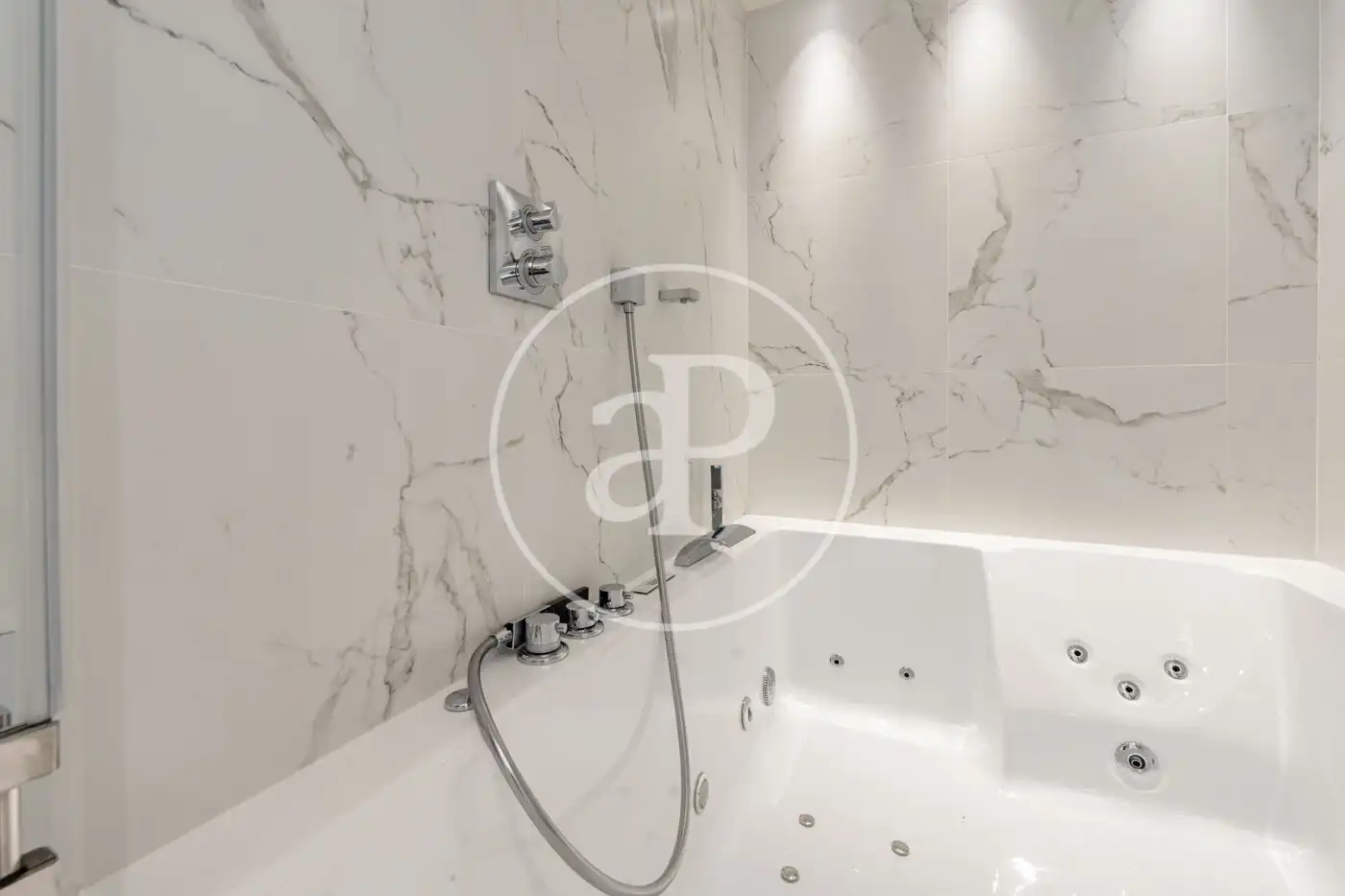 Badezimmer von Wohnung zum Verkauf in Madrid mit Klimaanlage, Heizung und Terrasse