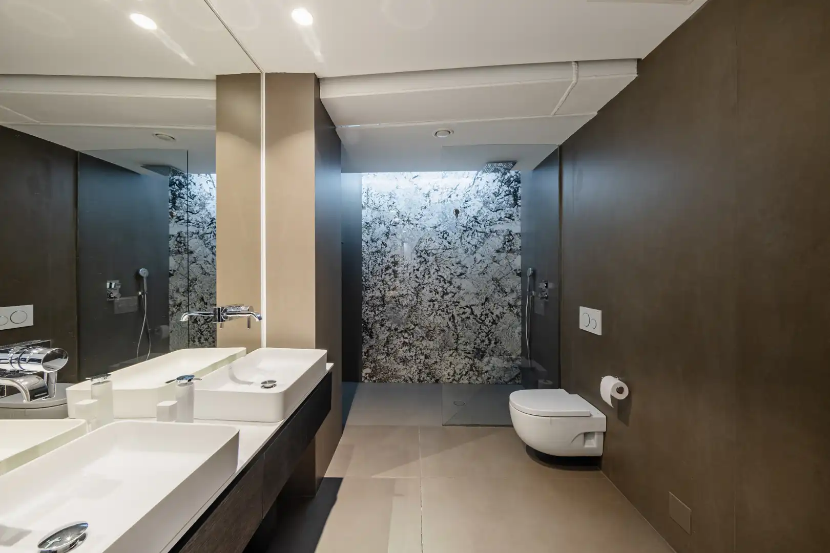 Badezimmer von Maisonette zum Verkauf in Barcelona mit Klimaanlage, Heizung und Privatgarten