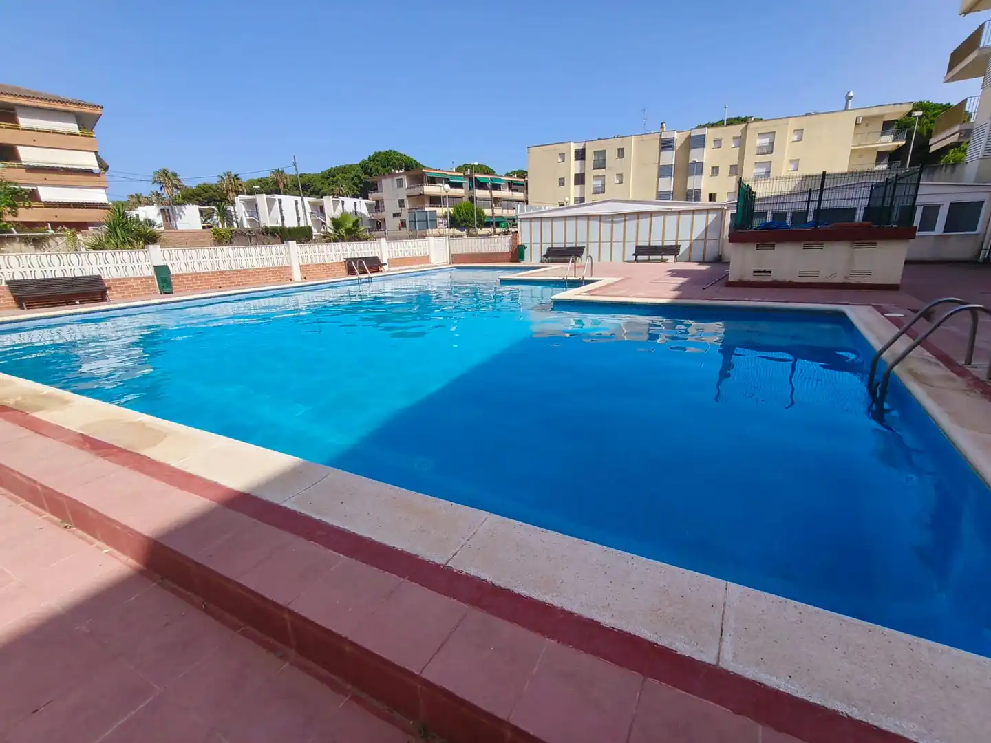 Schwimmbecken von Wohnungen zum Verkauf in Cambrils mit Klimaanlage, Terrasse und Ofen