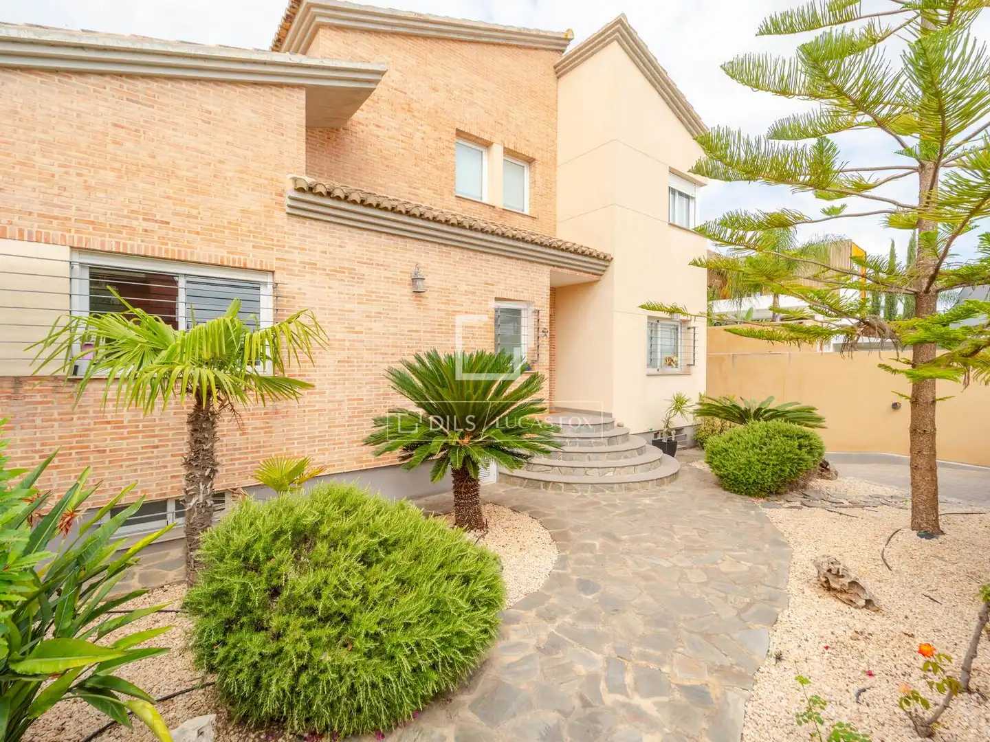 Vista exterior de Casa o xalet en venda en Bétera amb Aire condicionat, Calefacció i Jardí privat