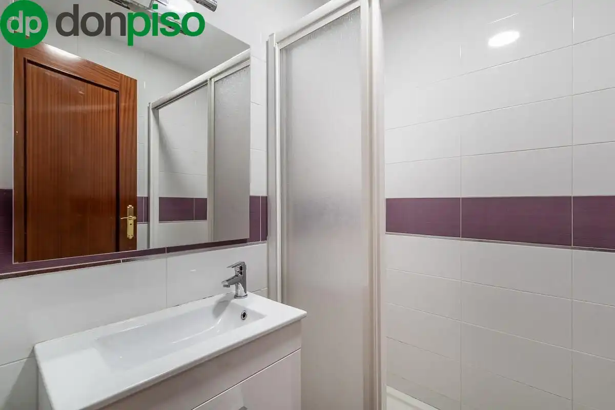 Bathroom of Flat for sale in Granada  with Heating and Storage room