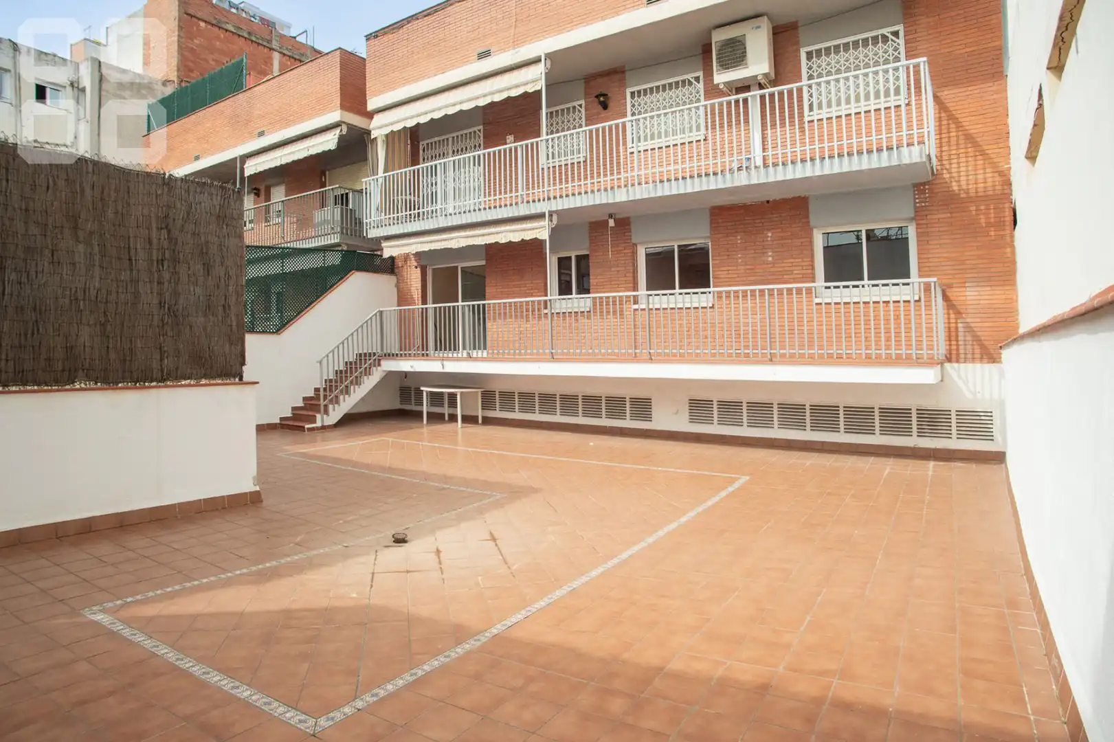 Vista exterior de Piso en venta en L'Hospitalet de Llobregat con Parquet, Terraza y Balcón
