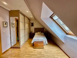 Dormitori de Dúplex de lloguer en León Capital  amb Calefacció, Parquet i Terrassa