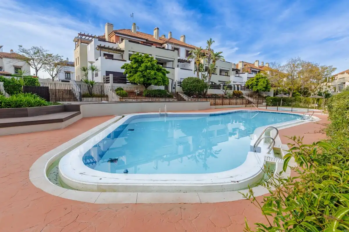 Schwimmbecken von Dachboden zum Verkauf in Guillena mit Heizung, Terrasse und Abstellraum