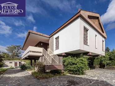 Casa amb balcó en venda a Avenida HUETOR VEGA