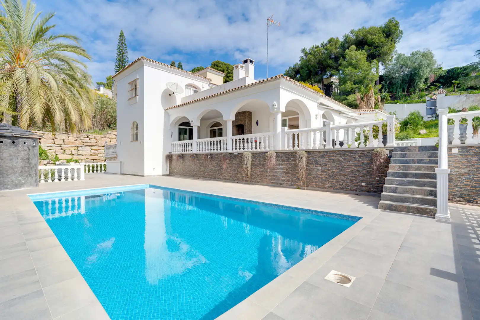 Vista exterior de Casa o xalet en venda en Benahavís amb Jardí privat, Terrassa i Piscina