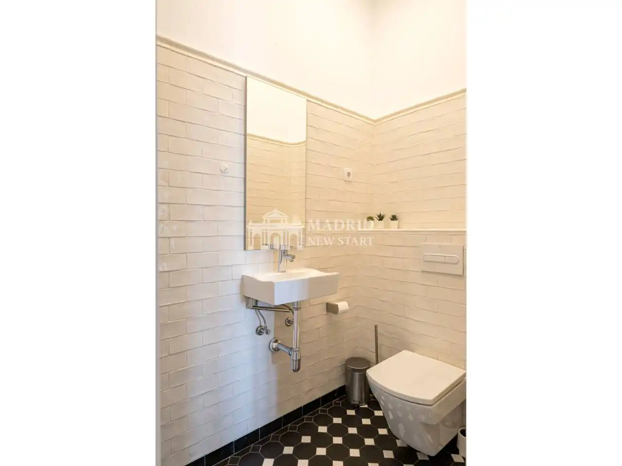 Bathroom of Flat for rent in Madrid  with Air Conditioner, Heating and Parquet flooring