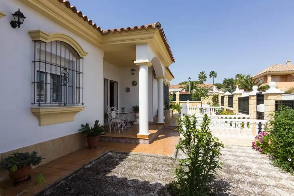 Vista exterior de Casa o xalet en venda en El Puerto de Santa María amb Jardí privat i Traster