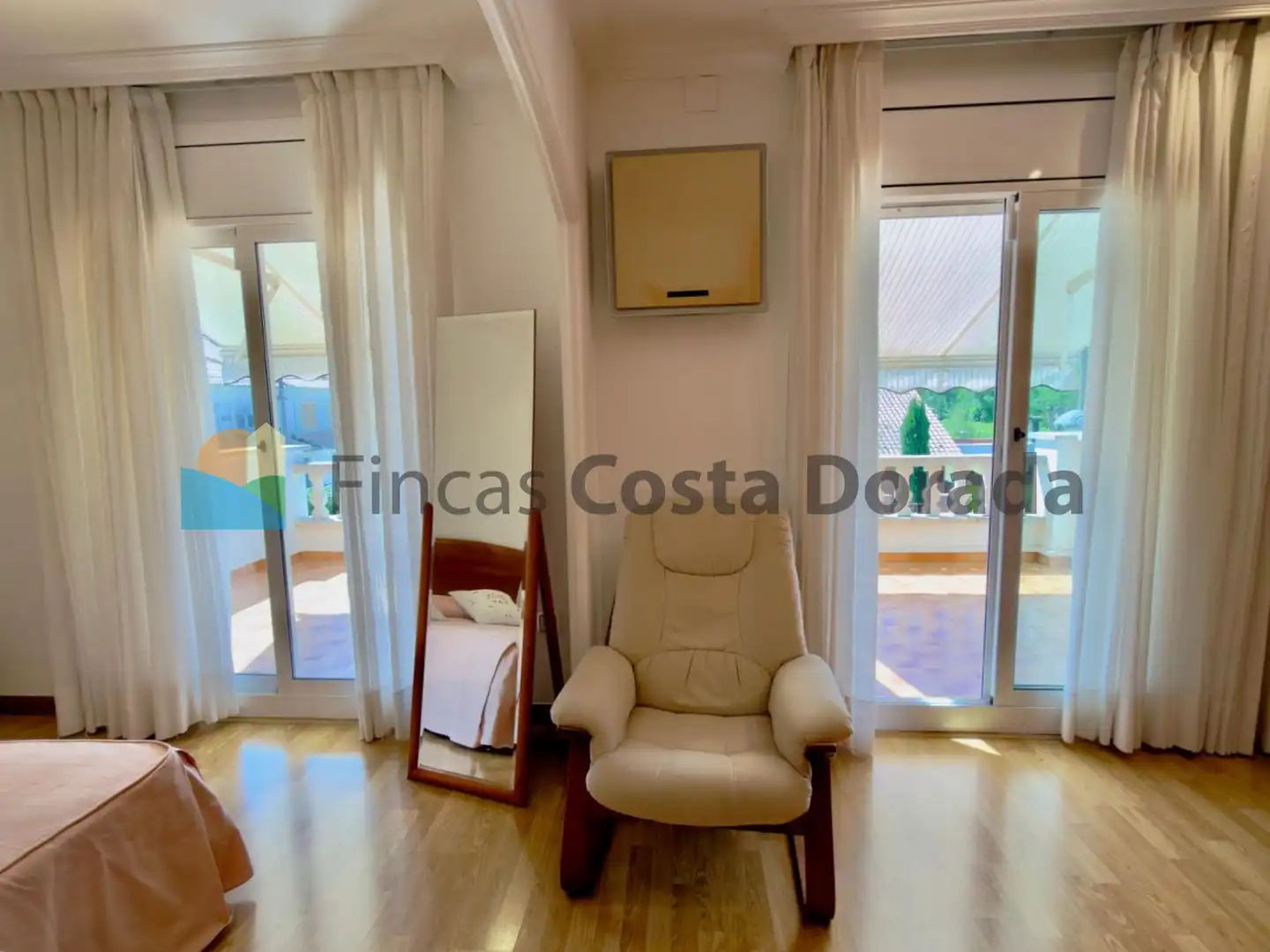 Living room of Houses for sale in Cubelles  with Air Conditioner, Private garden and Parquet flooring