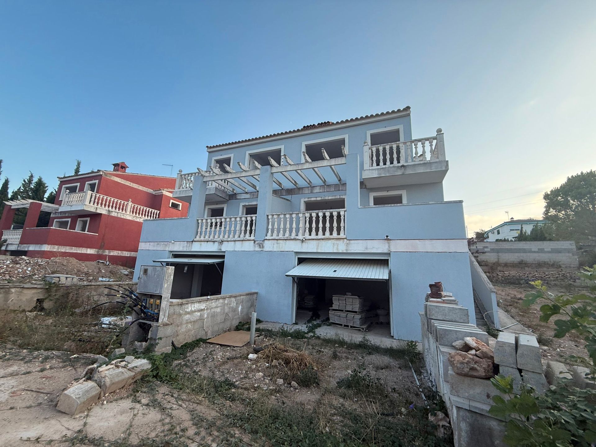 Vista exterior de Casa adosada en venda en Chiva amb Balcó