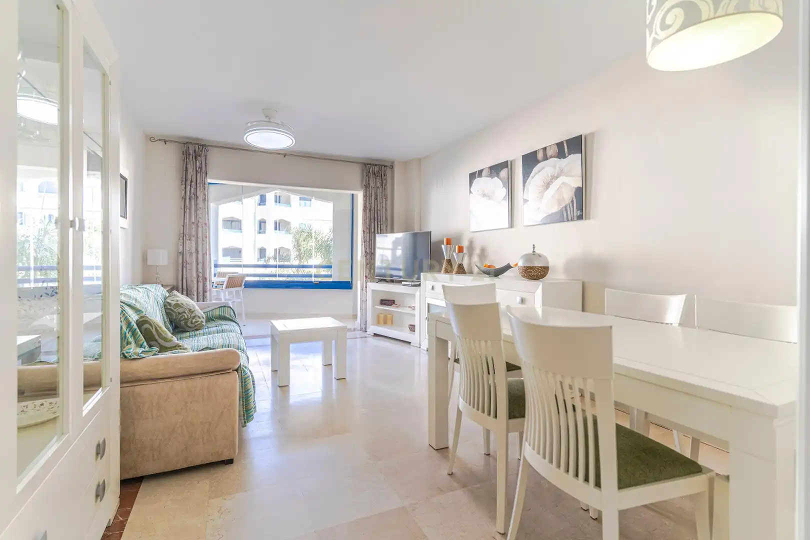 Wohnzimmer von Wohnung zum Verkauf in Manilva mit Privatgarten, Abstellraum und Gemeinschaftspool