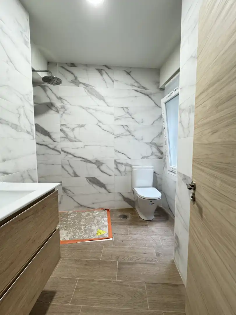 Baño de Piso en venta en Avilés con Terraza y Balcón