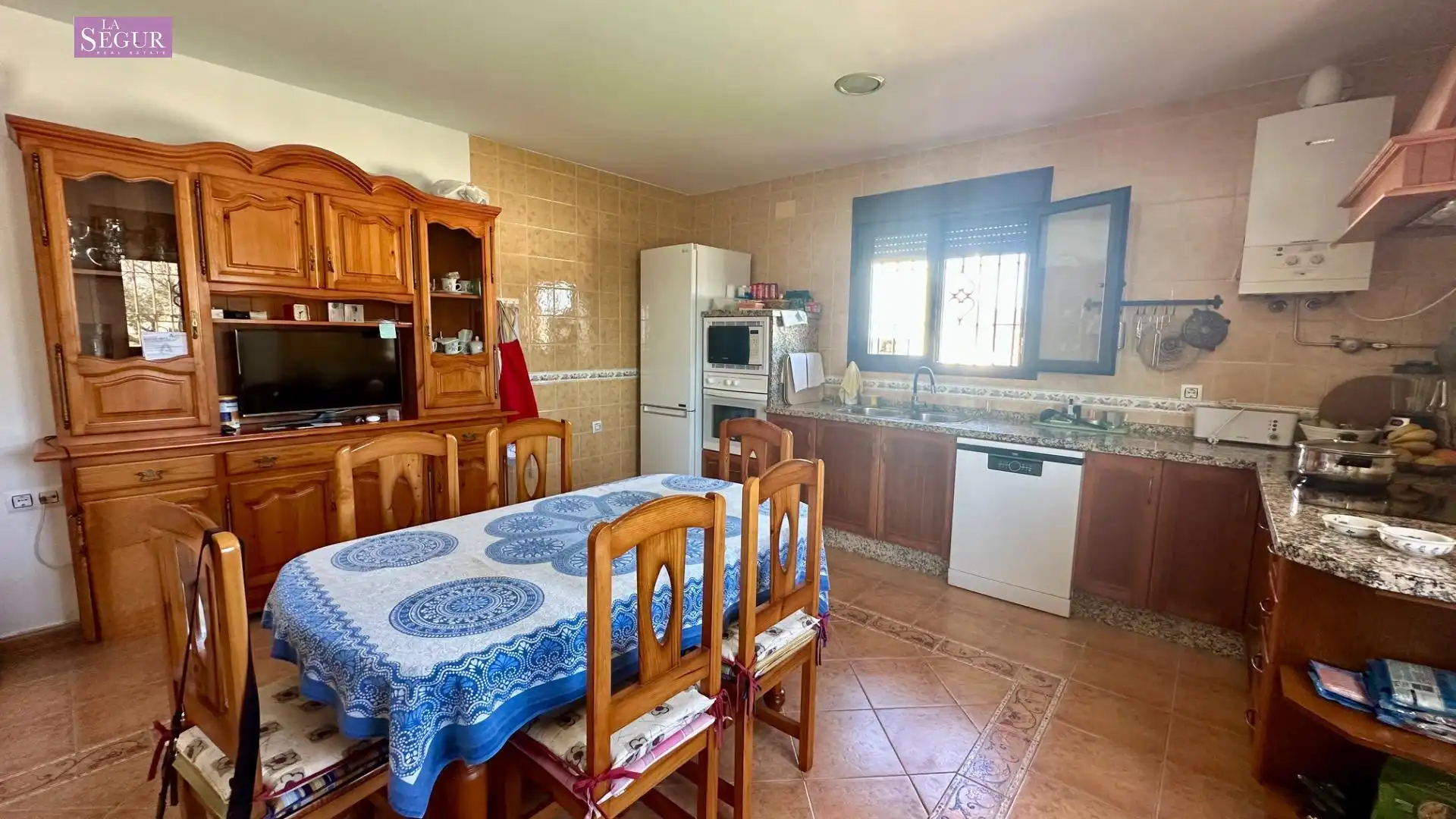 Cuina de Casa o xalet en venda en Conil de la Frontera amb Jardí privat, Terrassa i Piscina
