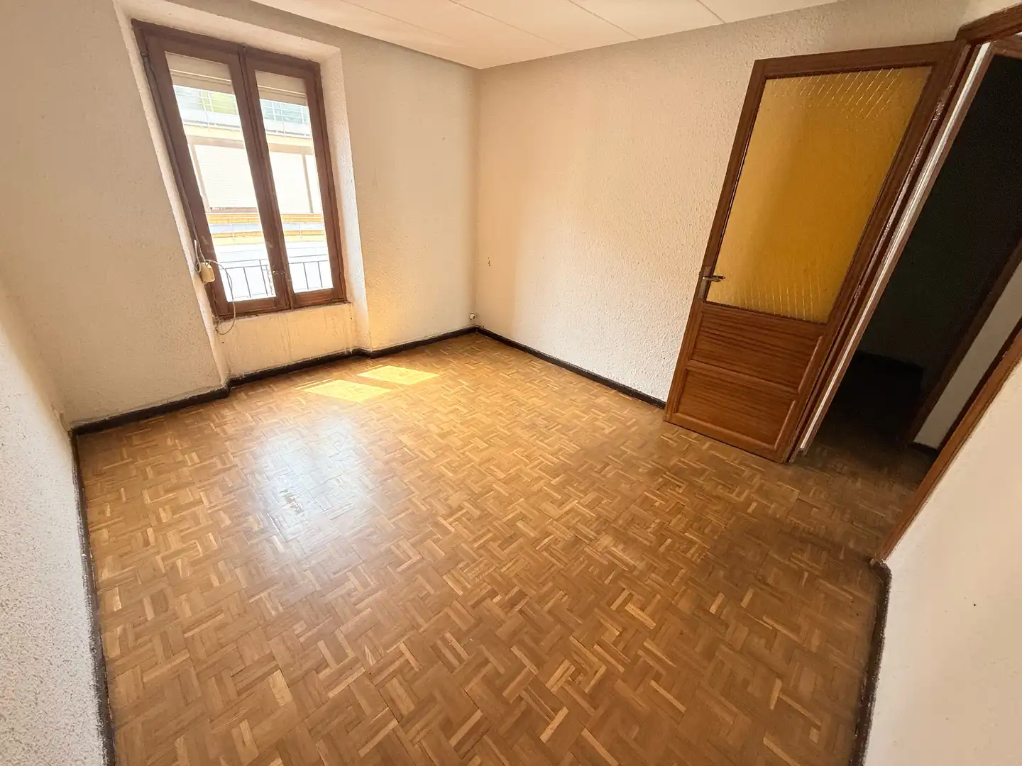 Sala d'estar de Apartament en venda en León Capital  amb Parquet, Traster i Balcó
