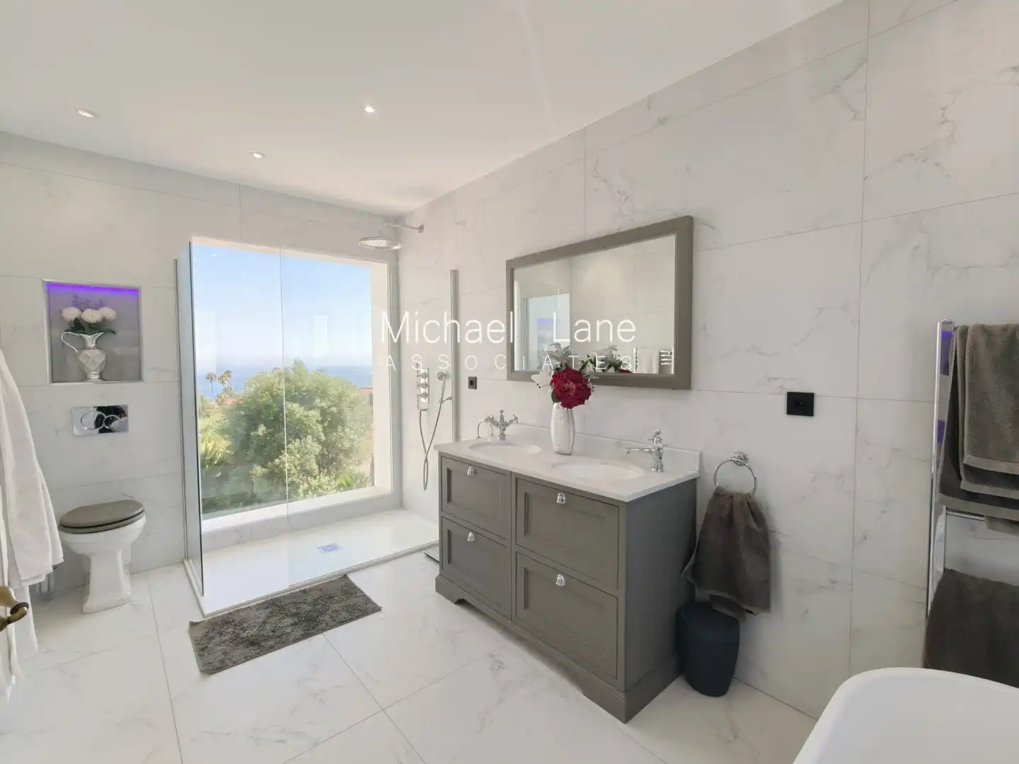 Bathroom of Houses for sale in Sotogrande  with Air Conditioner, Heating and Private garden