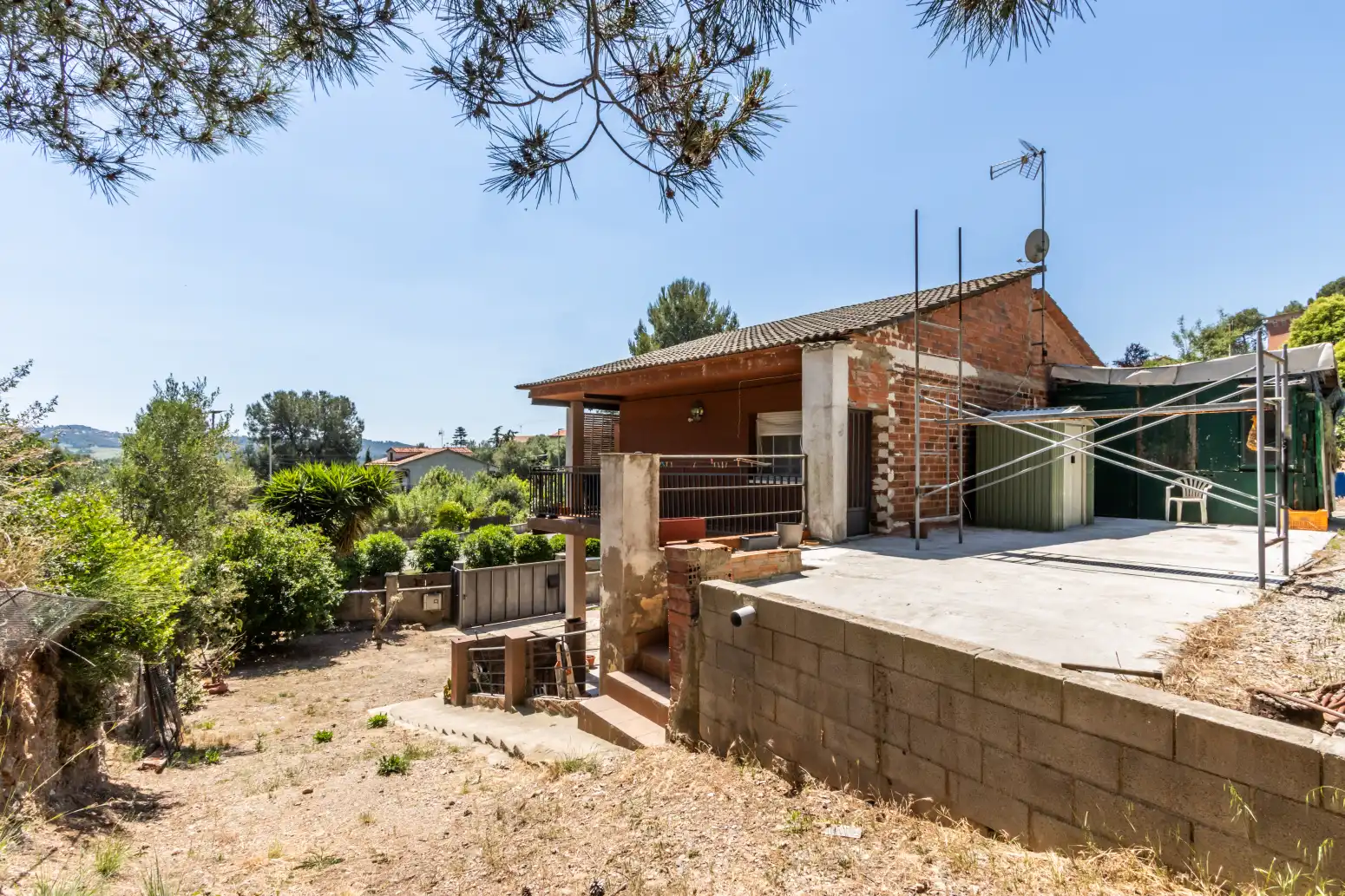 Vista exterior de Casa o xalet en venda en Viladecavalls amb Jardí privat i Moblat