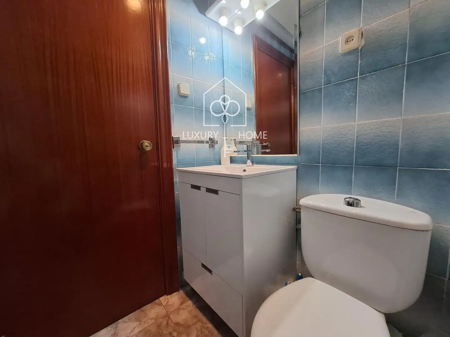 Bathroom of Flat for sale in Viladecans  with Air Conditioner, Heating and Oven
