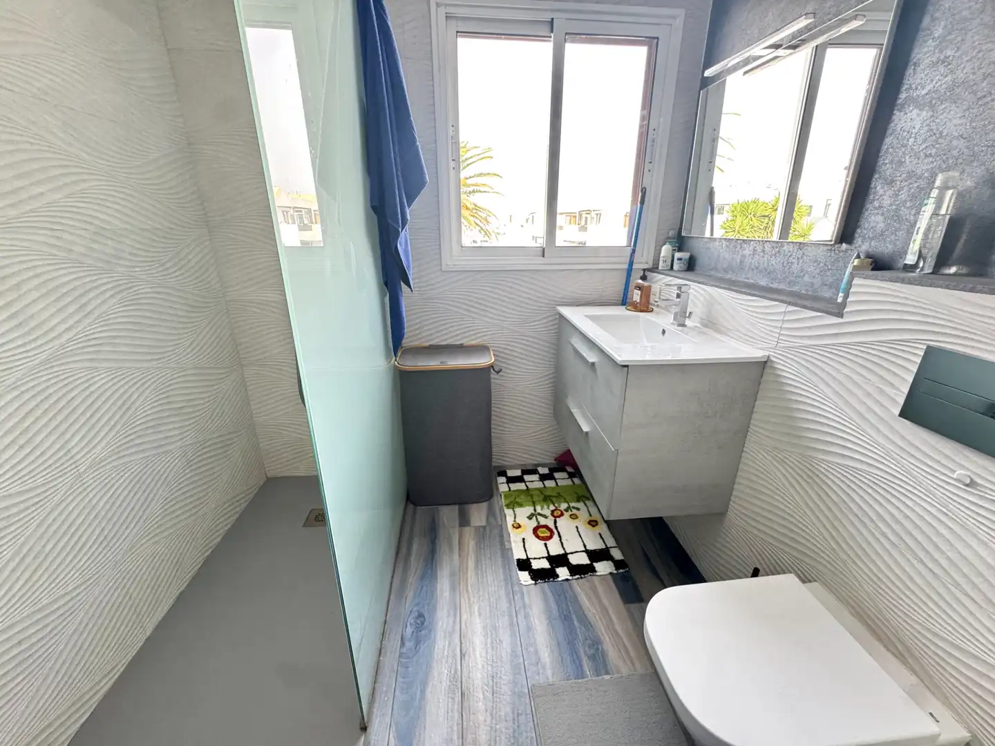Bany de Casa adosada en venda en San Bartolomé amb Jardí privat, Terrassa i Piscina comunitària