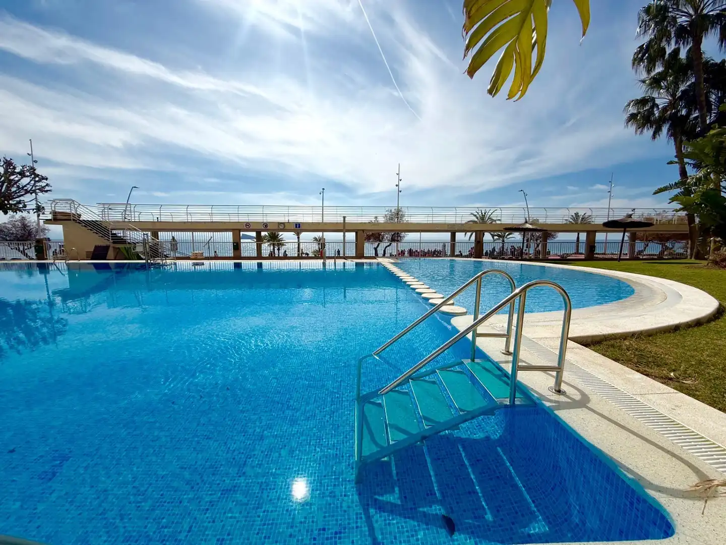 Piscina de Apartamento en venta en Benidorm con Aire acondicionado, Jardín privado y Amueblado