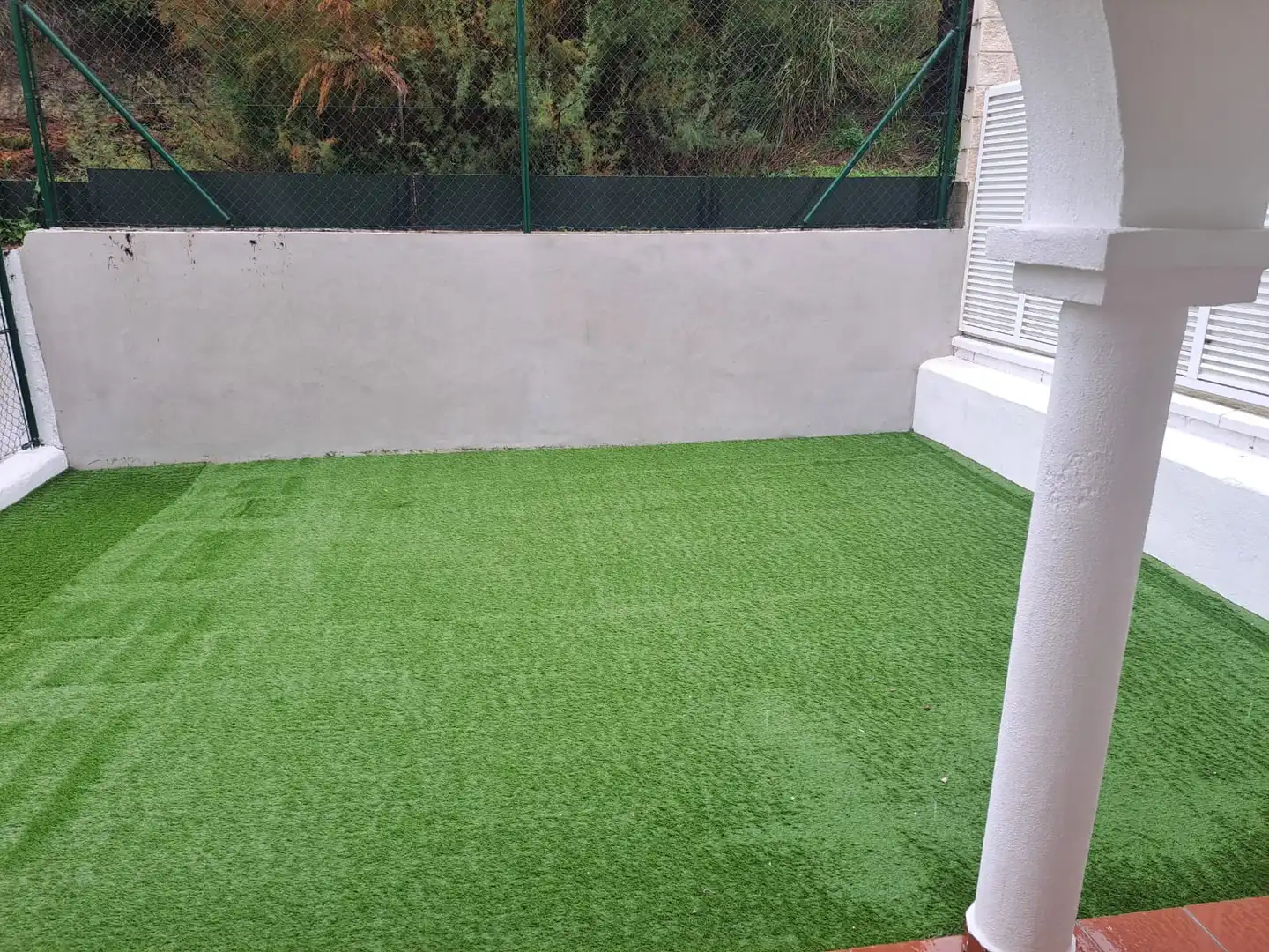 Terrasse von Einfamilien-Reihenhaus zum Verkauf in Manilva mit Privatgarten und Gemeinschaftspool